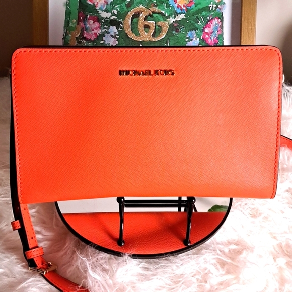 Michael Kors NWOTs Sheila Small East West Top Zip Shoulder Bag - Picture 1 of 8